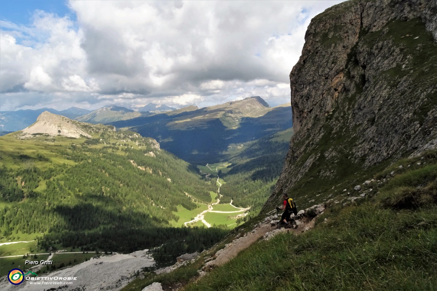 25 Ci abbassiamo nella Val Venegia con vista verso il Monte Castellazzo.JPG